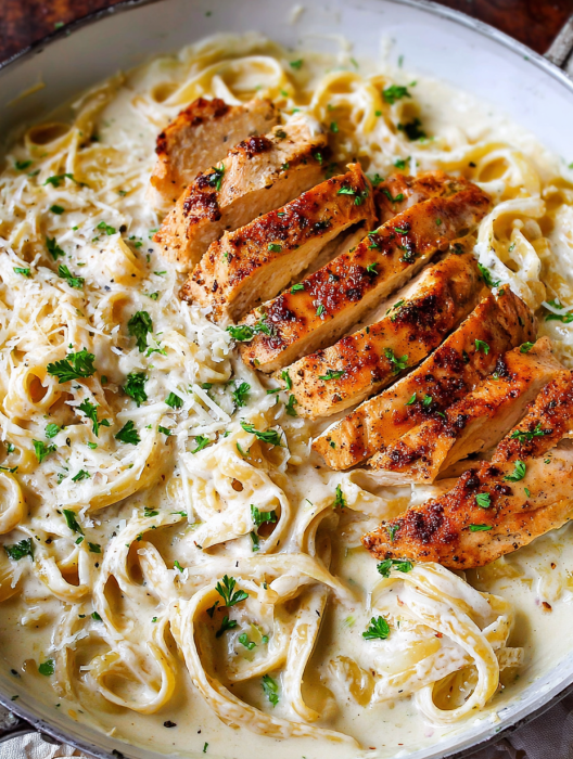 A plate of food with chicken and pasta.
