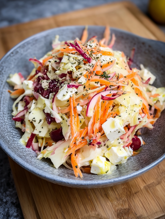 A bowl of griechischer Krautsalat.