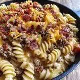 Ein Loaded Bacon Cheeseburger Pasta mit vielen Baconstreifen und Käse.