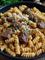 Ein Eintopf mit cremig-würzigem Knoblauchbutter-Steak und Pasta.