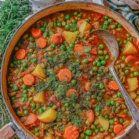 A bowl of Romanian green pea stew.